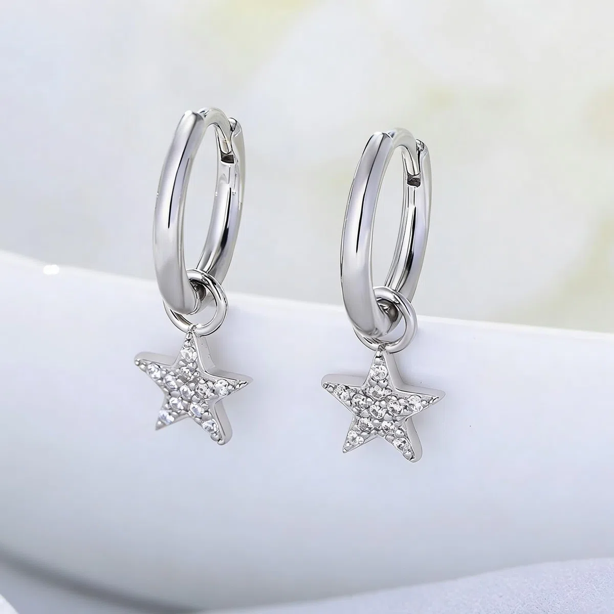 Pendientes de oro blanco Au375 de 9 quilates con moissanita redonda, estrella de oro de 9 quilates