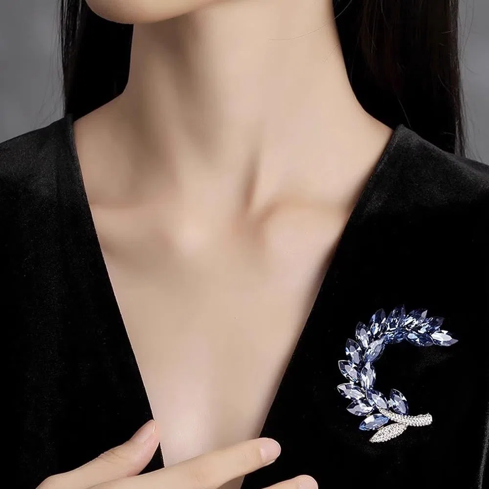 Broche de flores para mujer, con diamantes de imitación de cristal, accesorio de solapa floral