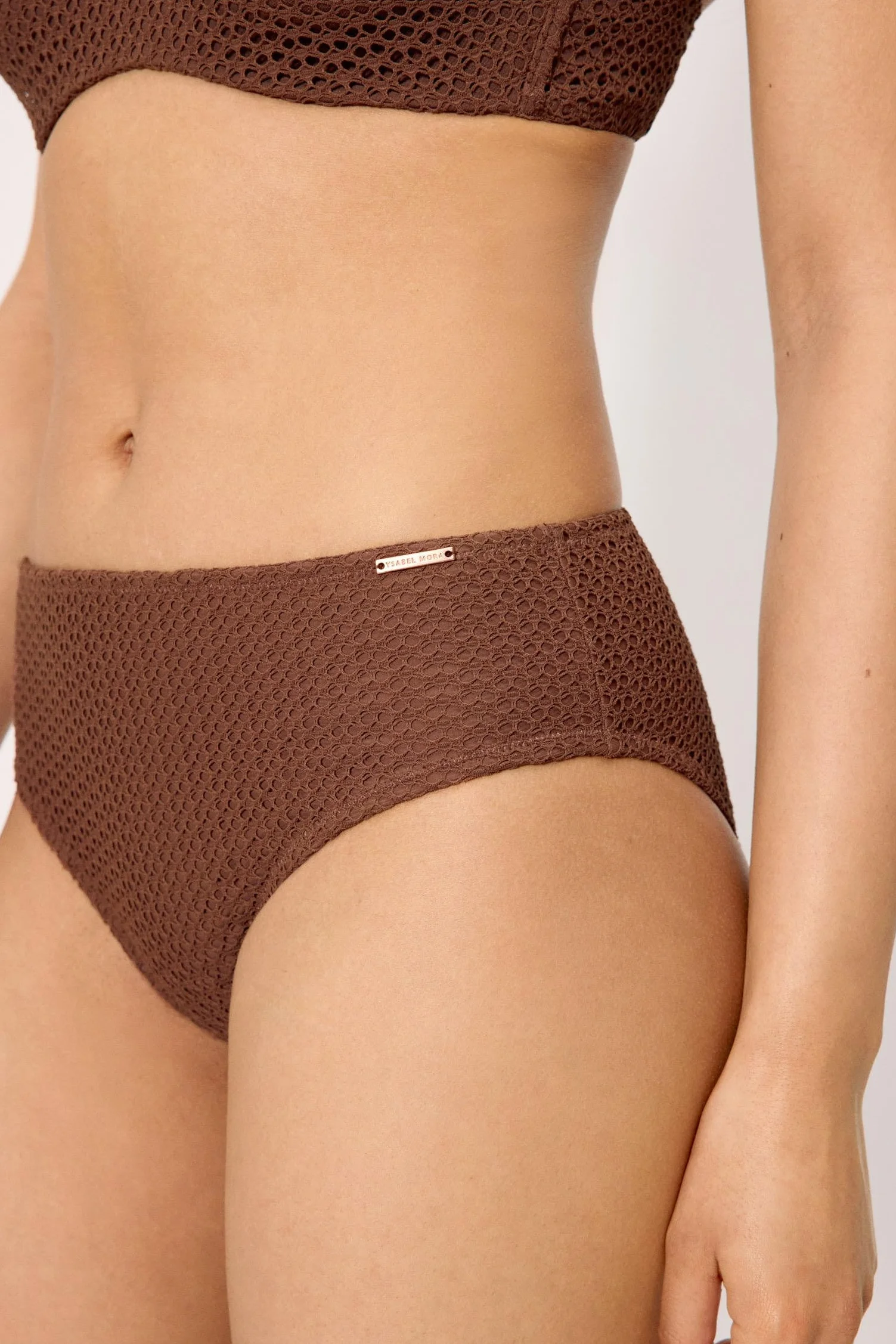 YSABEL MORA. Braga Bikini Moldeadora Midi. Compresión en Abdomen Inferior con Textura de Tejido Calado. Combínala con Un Top de Bikini para Crear El Bikini Colección Sand.