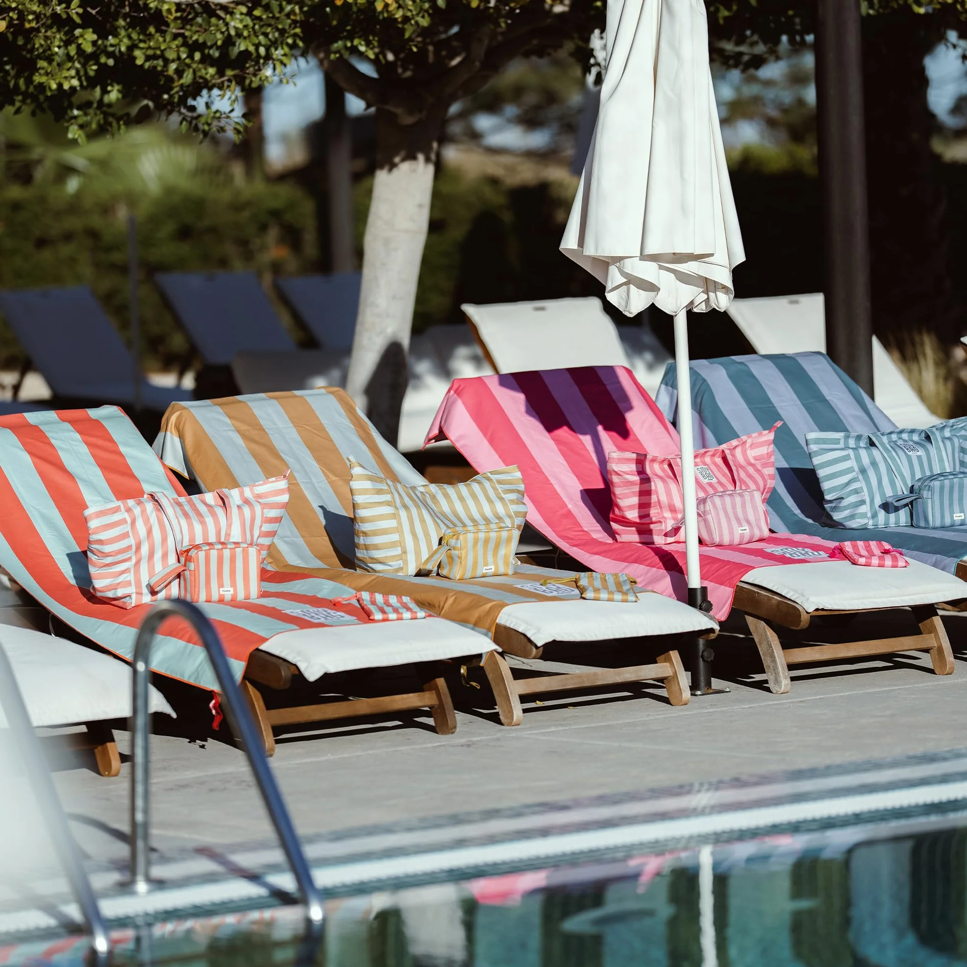 PONETTE - Neceser Menorca – con Cremallera Resistente y asa – Gran Capacidad, Plegable y Ligero – Diseño Actual a Rayas – Bolsa de Aseo Playa, Piscina, Viaje, Gimnasio y Uso Diario – Marca Española