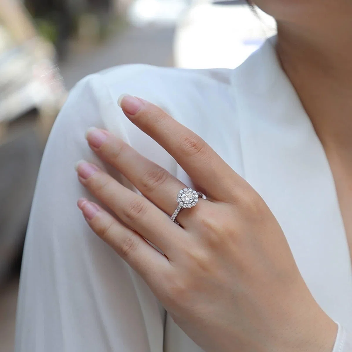 The Promise - Anillo de promesa simple con moissanita de corte redondo de 1 quilate, plata, oro blanco y platino