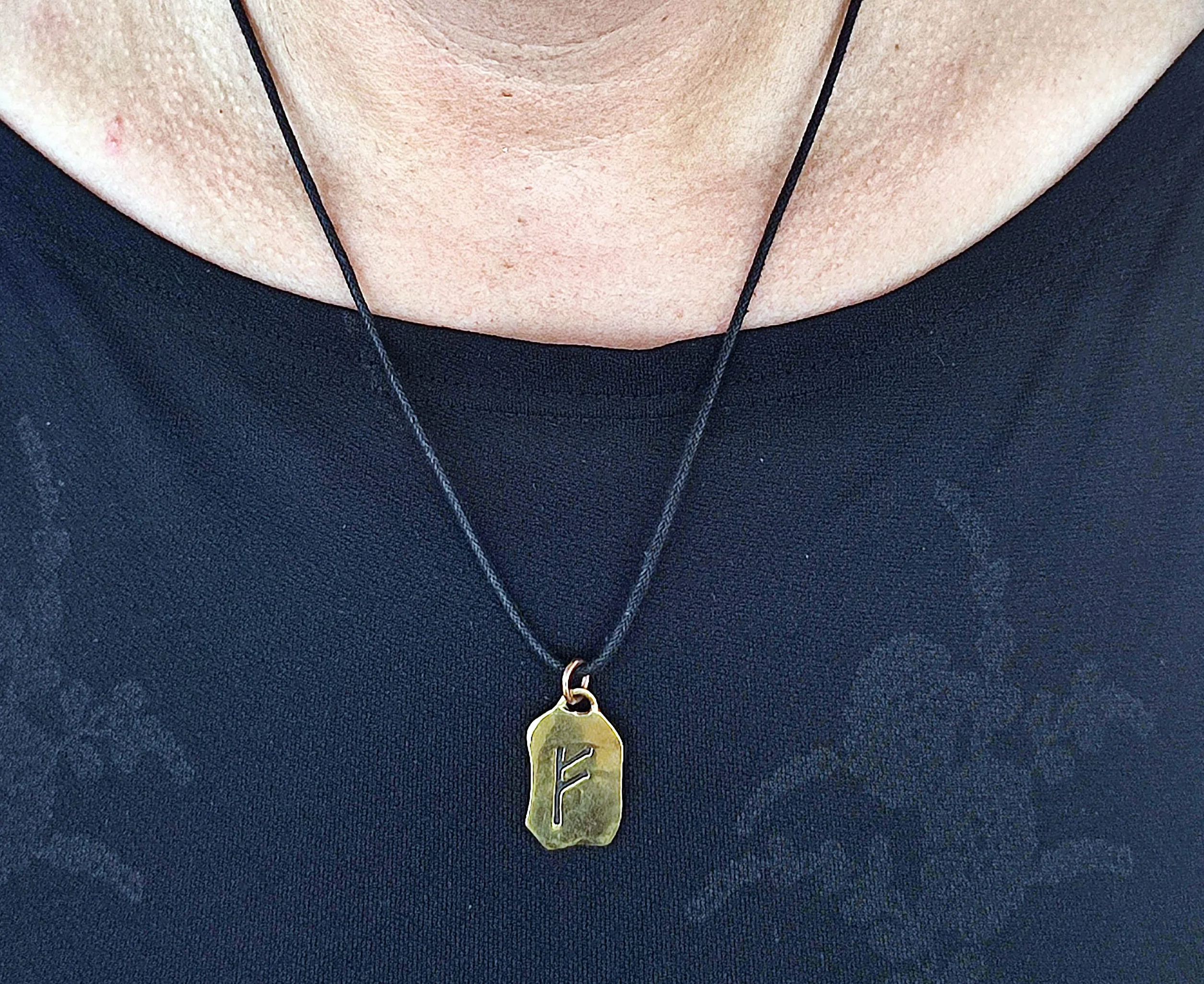 Kiss of Leather Colgante Fehu runas de bronce n° 87, Bronce