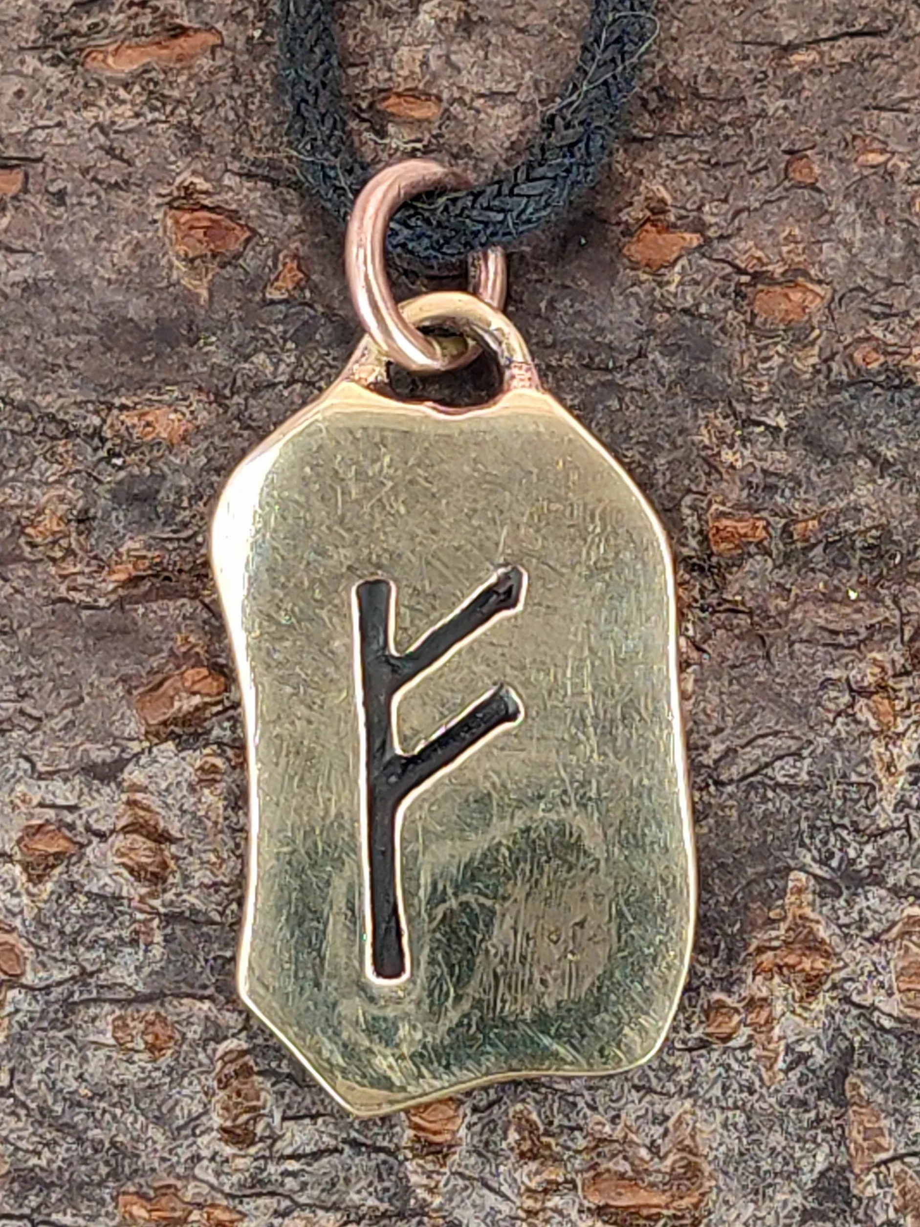 Kiss of Leather Colgante Fehu runas de bronce n° 87, Bronce