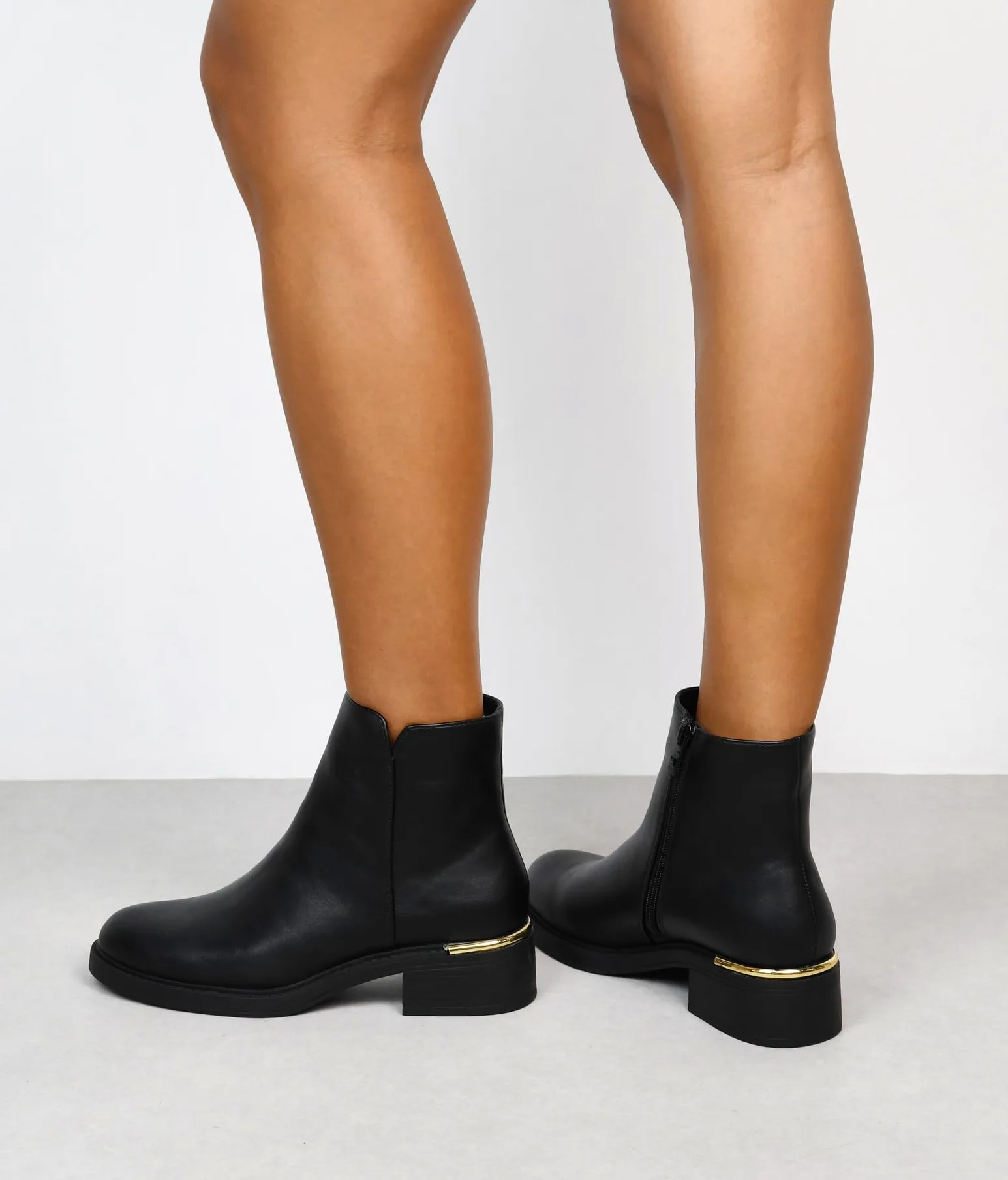 BOSANOVA Botines de caña Baja para Mujer en Piel Vegana con Suela Plana y Ligero tacón con Detalle metálico. Cierre con Cremallera Interior. Calzado para Mujer