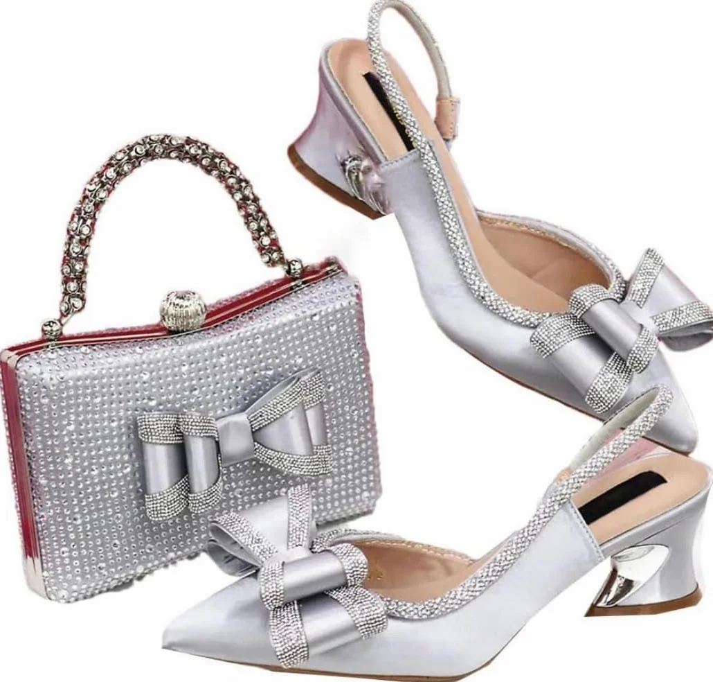 Elegante de la Mujer Tacones de Fiesta Bordado Zapatos Bolsa Set Combo Puntiagudo Tacones de con Cuadrado Diamantes de imitación Bolsa Adecuado para Fiesta Boda (Plateado,39)