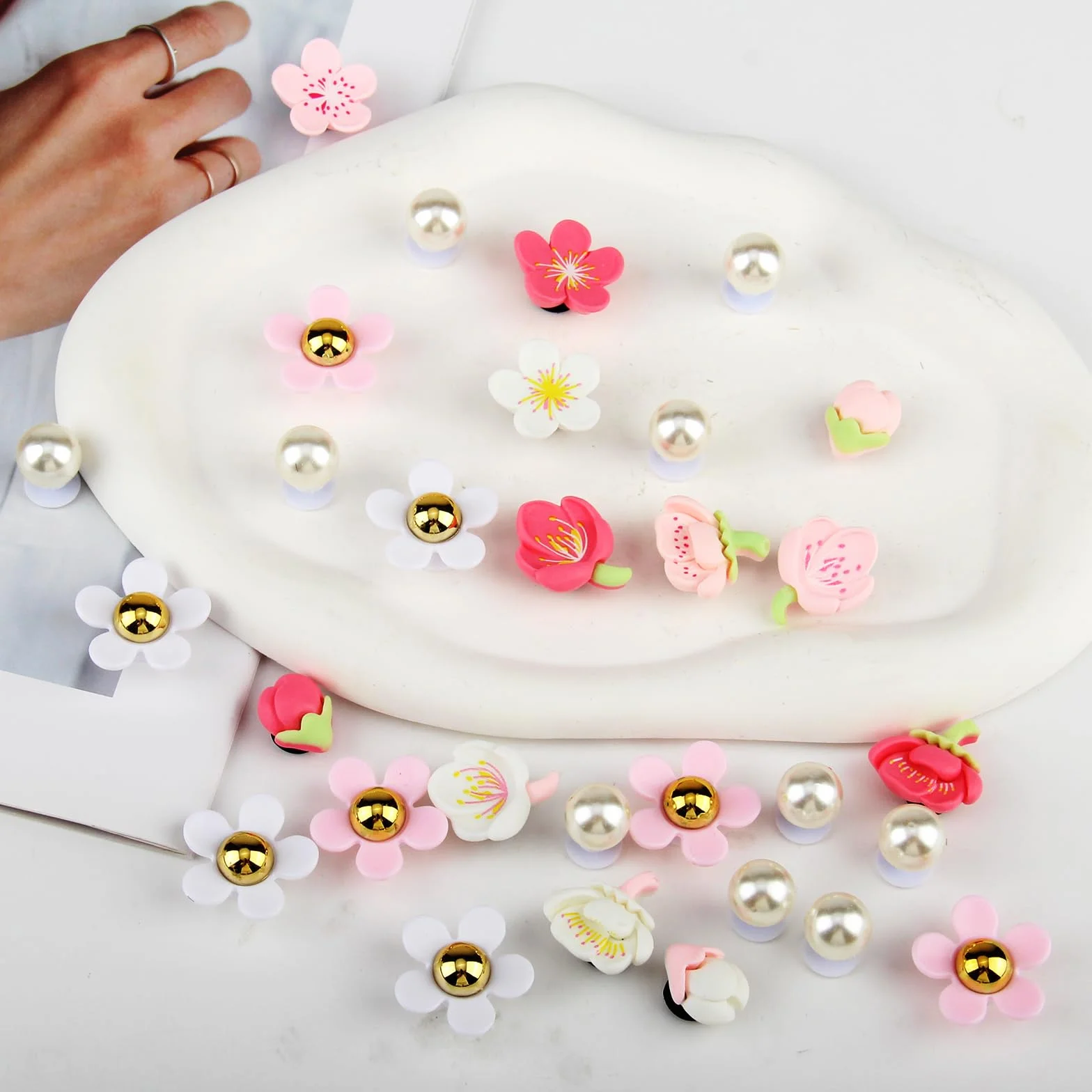 DBALL 30 Piezas Pin Crocs Moda Rosa Flor De Cerezo Pins Para Accesorios Crocs Con Perlas Dulce Lindo Adecuado Para Damas y Niños Sandalias Decorativas