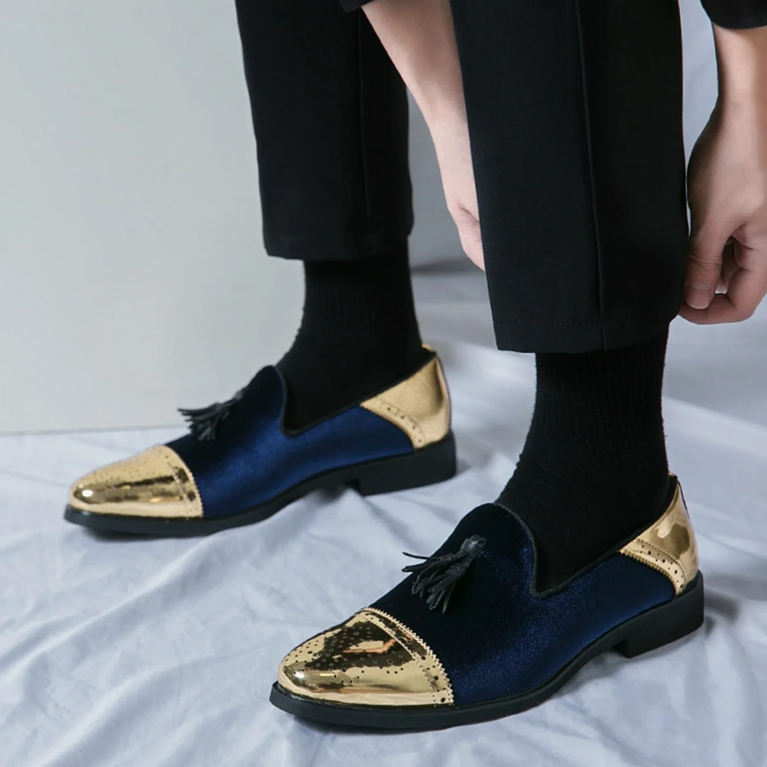 Mocasines de terciopelo para hombre, con borlas, dorados, metalizados, elegantes, sin cordones, para bodas, bailes de graduación y eventos de alfombra roja