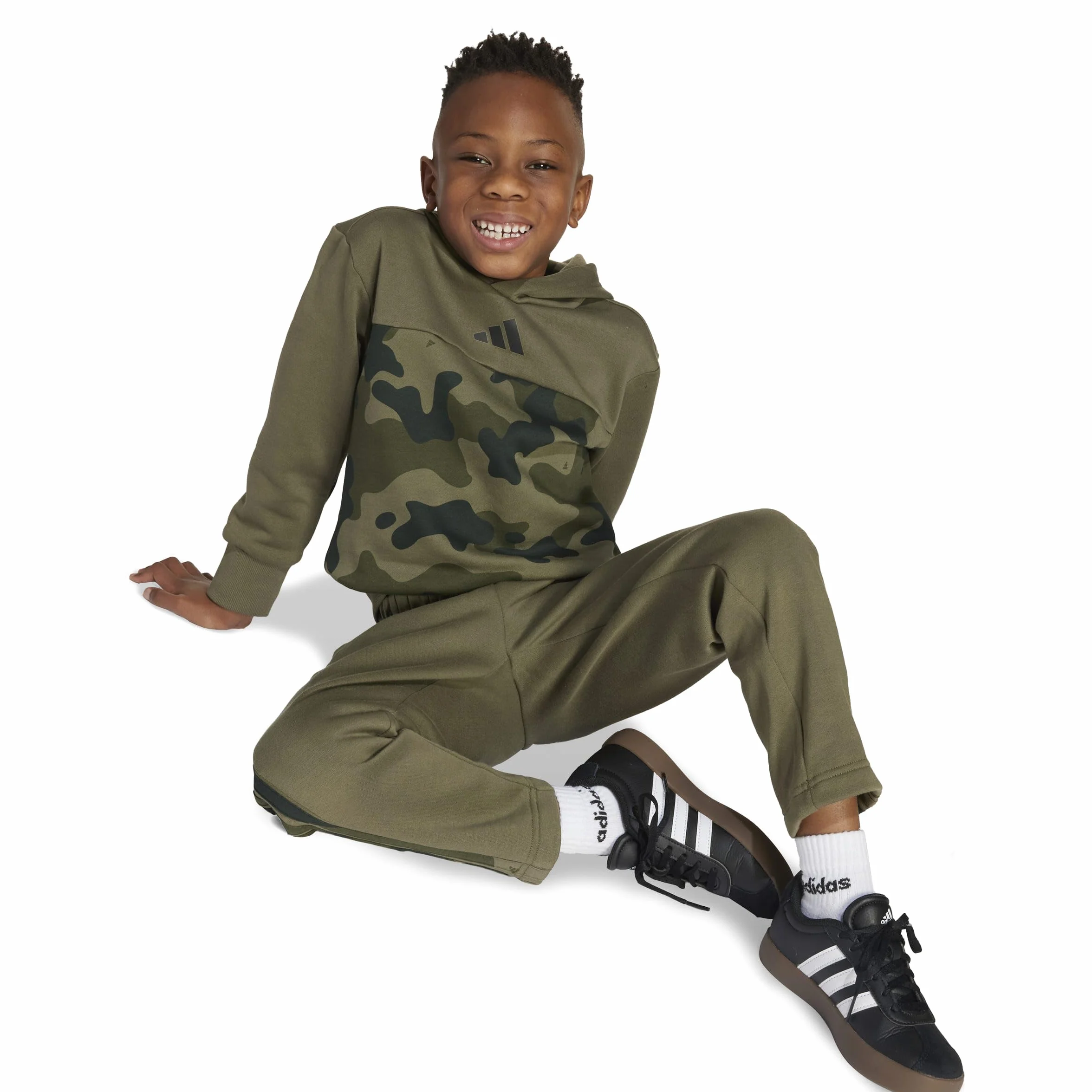 adidas Unisex Kids' Conjunto de chándal de felpa con estampado de camuflaje Seasonal Essentials