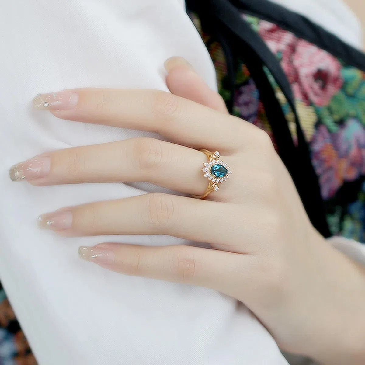 Anillo de boda de oro amarillo Au 375/585/750 con gotas de topacio azul, forma de flor