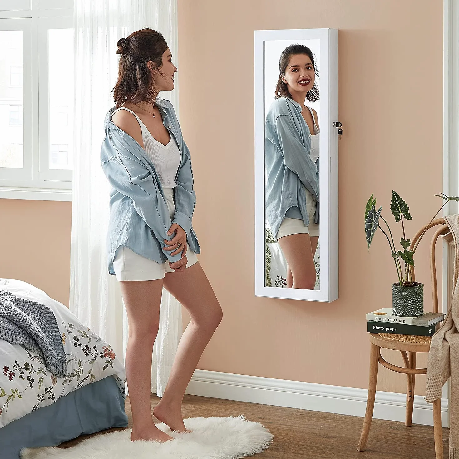 SONGMICS Armario para Joyas, Espejo Joyero de Pared, con Luces LED y Cierre, Organizador de para Pendiente, Collar, Espejo y Varios Compartimentos, Blanco con Vetas de Madera JBC93W