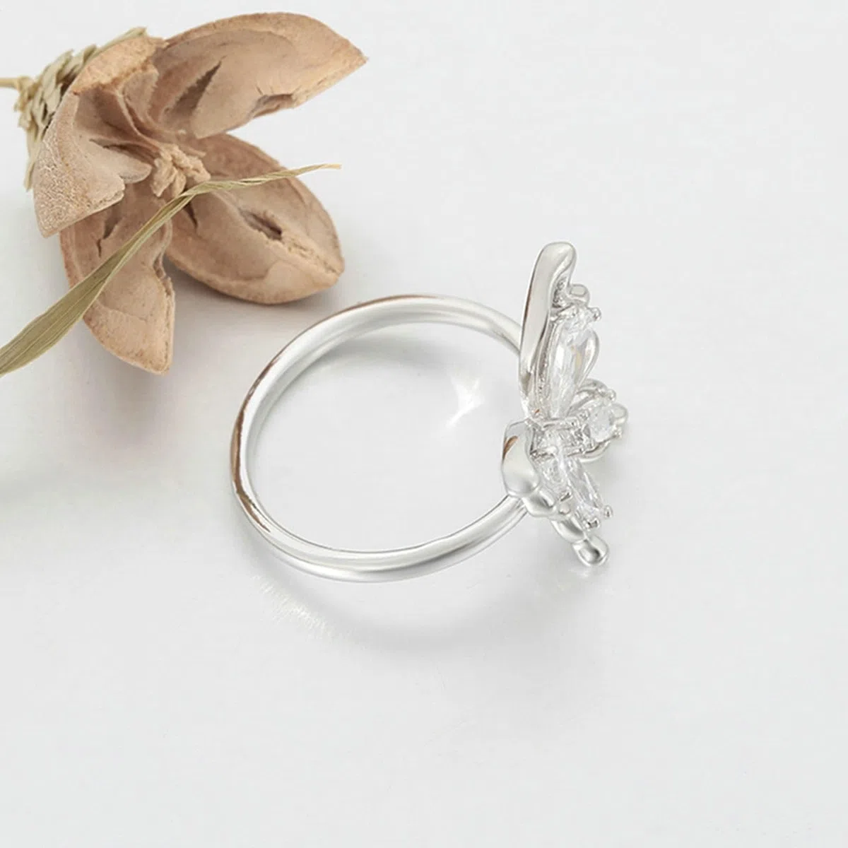 Alianzas de oro blanco Au750 de 18 quilates con gota de moissanita y mariposa