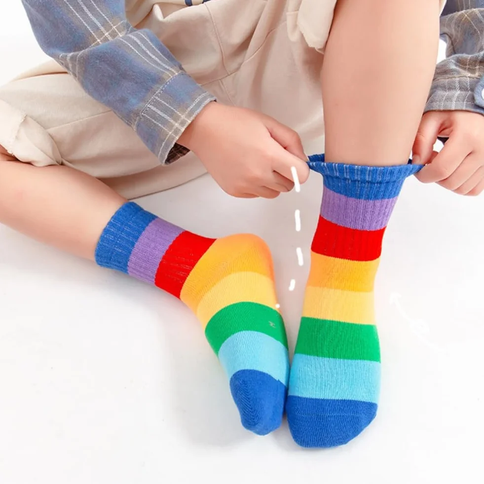 AKAMAS 5 pares de calcetines de ocio a rayas coloridos para niños y niñas, calcetines deportivos con patrón de rayas de arco iris para niños