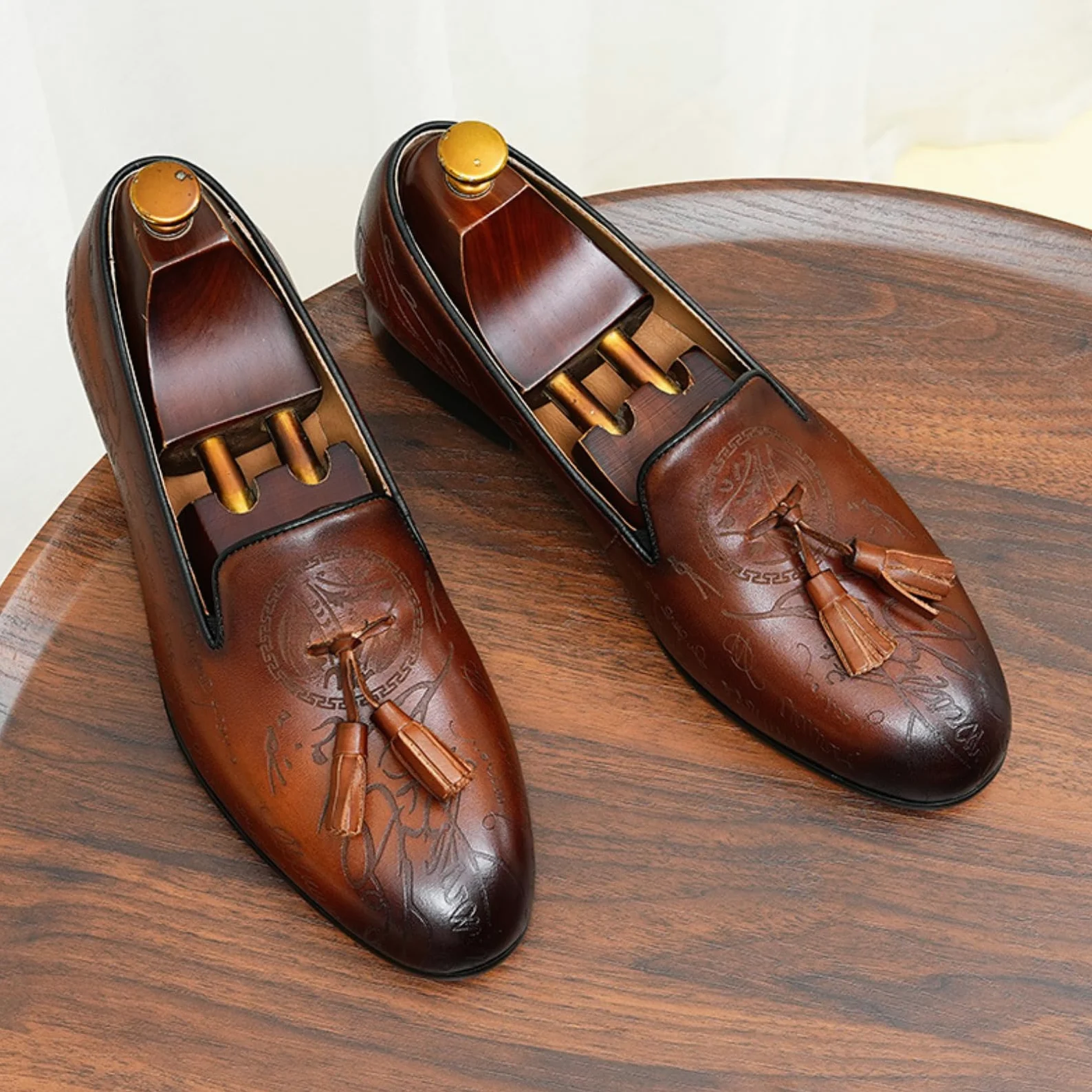 Genérico Mocasines Hombre con Borlas para Traje Boda Ceremonia | Mocasines sin cordones con borlas, diseño grabado y tacón 3 cm para traje, boda, oficina y eventos