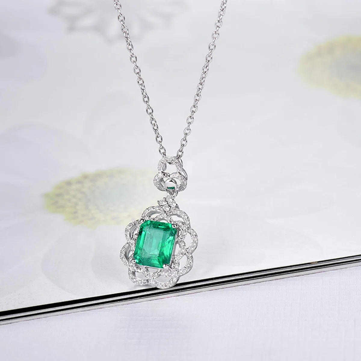 Delicado Collar para Mujer, Flor con Esmeralda creada por Muchacho de 2,5 Quilates, Oro de 18 Quilates/Plata de Ley 925, Collares con Colgante para niñas, Regalo para el día de la Madre/día de San