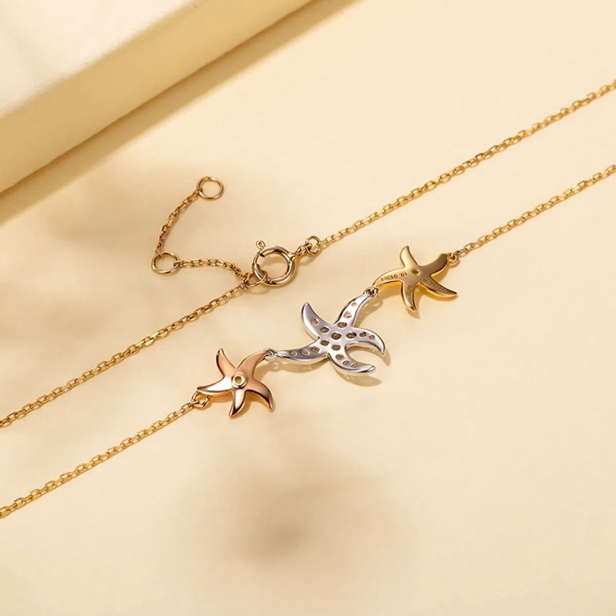Collar con colgante de oro, oro amarillo de 18 quilates, estrella de mar con diamante y tsavorita, 0,22 quilates con cadena Rolo extensor de 45+5 cm, Diamond Moissanite