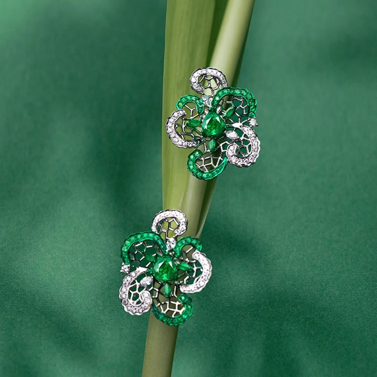 Juego de pendientes únicos para mujer, diseño de flor hueca de plata con esmeralda verde de 0,63 quilates, oro blanco de 9 quilates