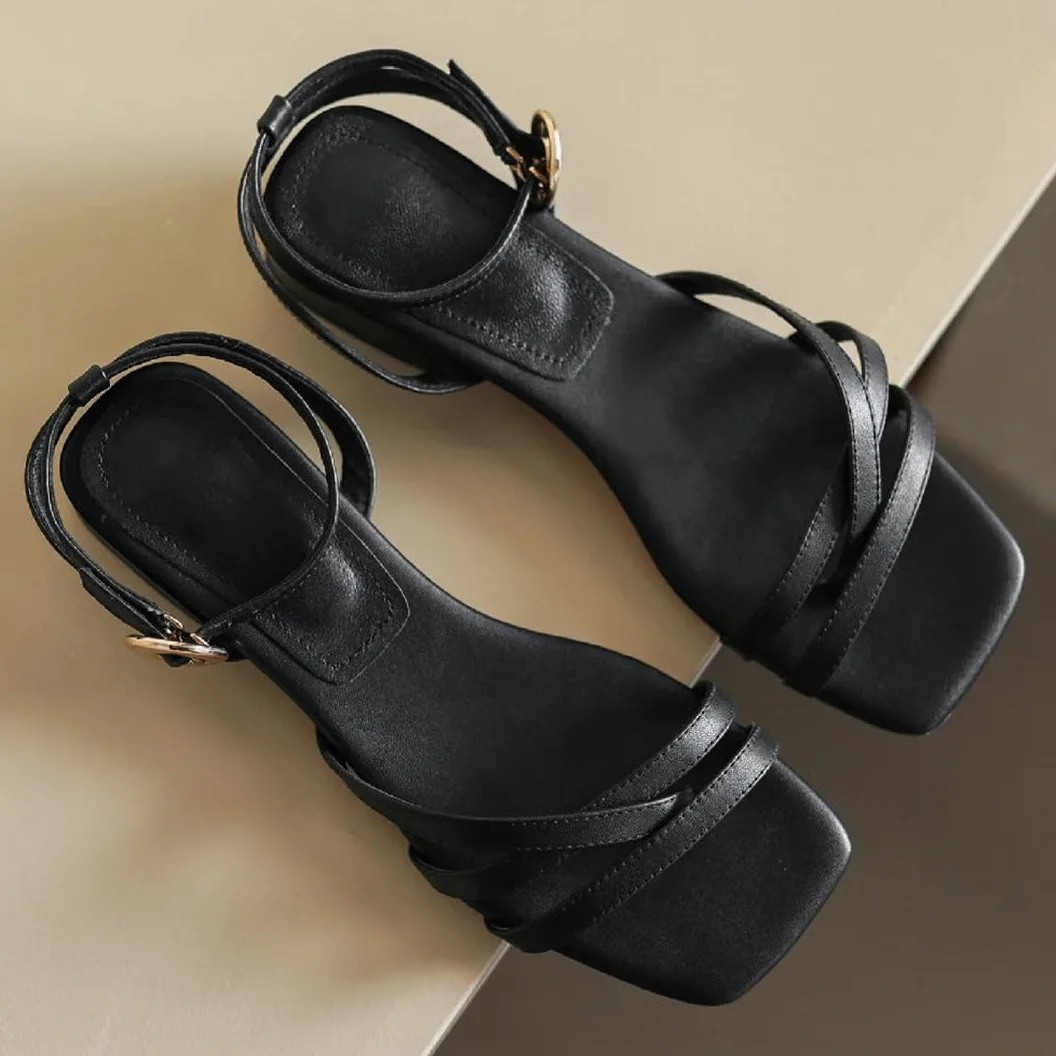 Sandalias de gladiador de piel de vaca con hebilla y tacón plano para mujer