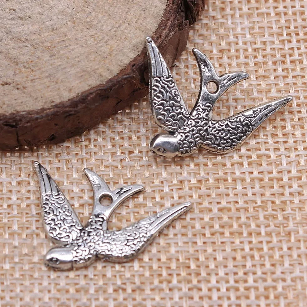Colgantes de pájaro golondrina 25x17mm plata antigua 30pcs