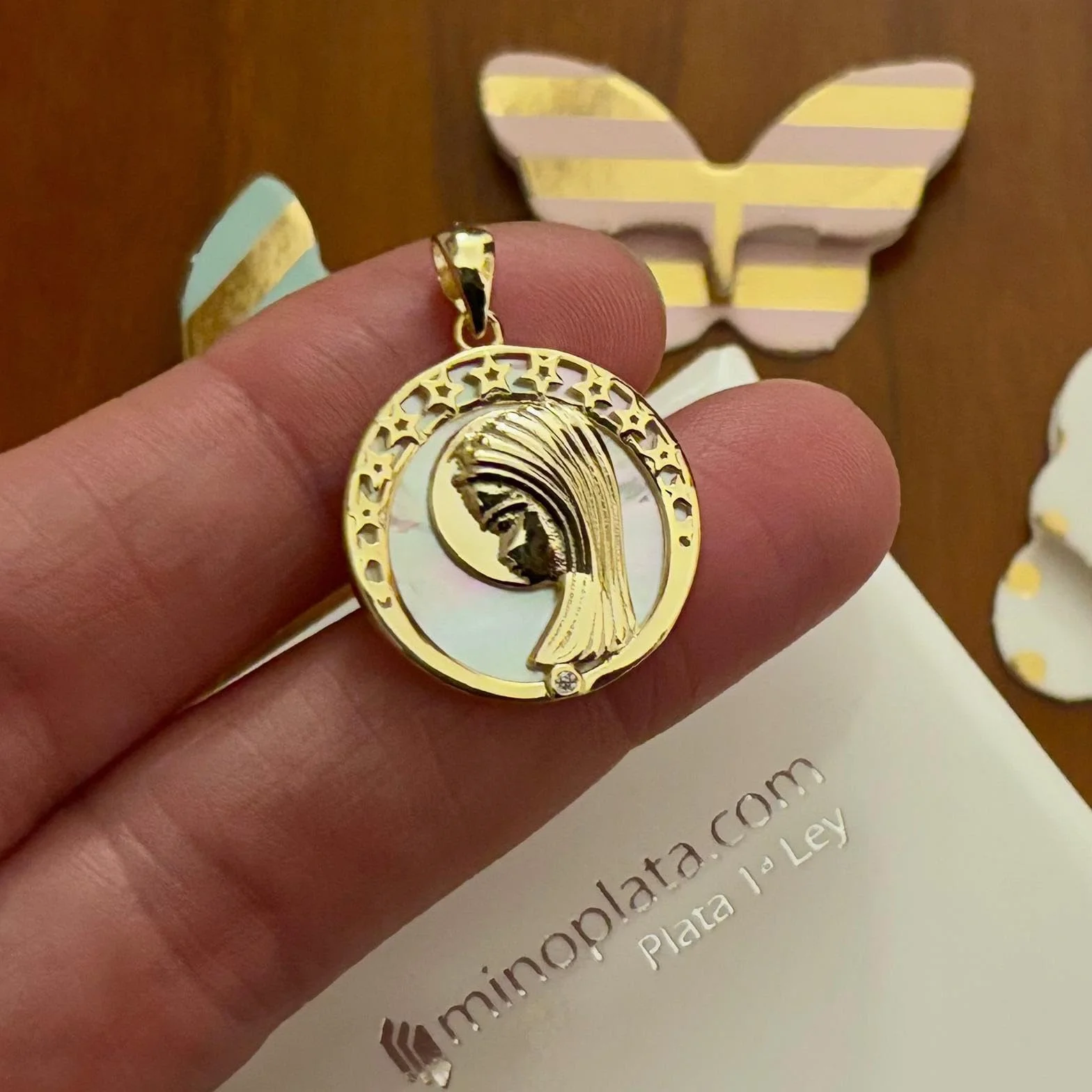 Medalla Virgen Niña de Plata de Ley Chapada en Oro con Nácar 20mm