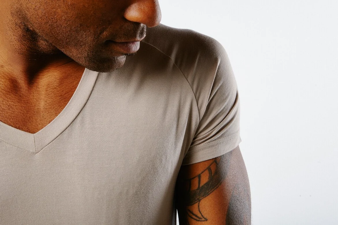 Mr. Davis - Camiseta interior de viscosa de bambú con cuello en V para hombre, corte a medida, paquete de 6