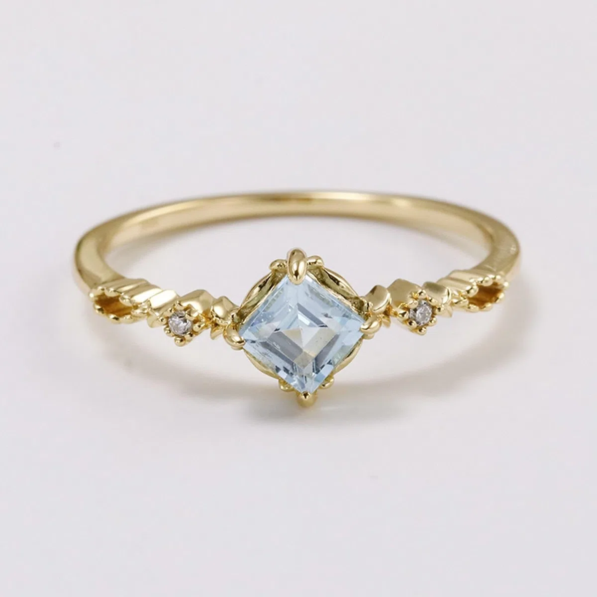 Anillo de boda de oro amarillo de 9 K/14 K/18 K con topacio azul claro cuadrado en 4 garras