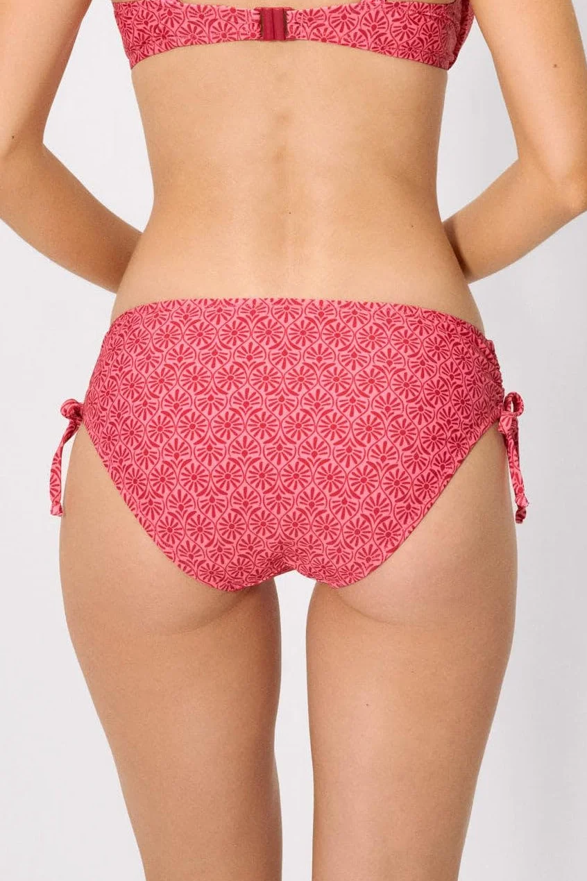 YSABEL MORA. Braga Bikini Moldeadora Midi. Control Ligero en Abdomen Inferior. Laterales Ajustables con Lazada para Ajuste Personalizado. Modelo.Colección Cherry.