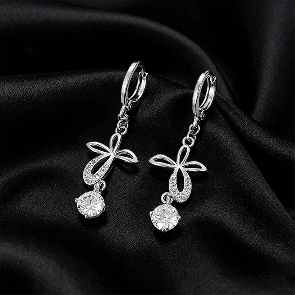 Pendientes de aro con colgante de mariposa y moissanita
