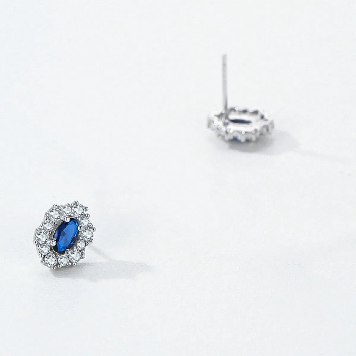Pendientes de platino para mujer, diseño de flor con zafiro ovalado y moissanita, hipoalergénicos, para bodas