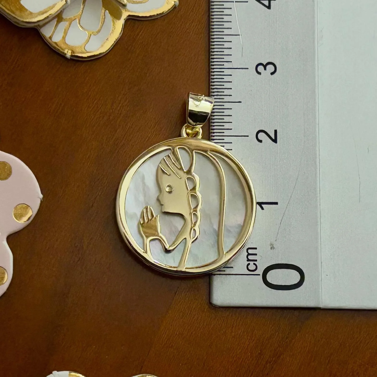Medalla Primera Comunión Virgen Niña Plata de ley bañada en Oro con Nácar 20mm