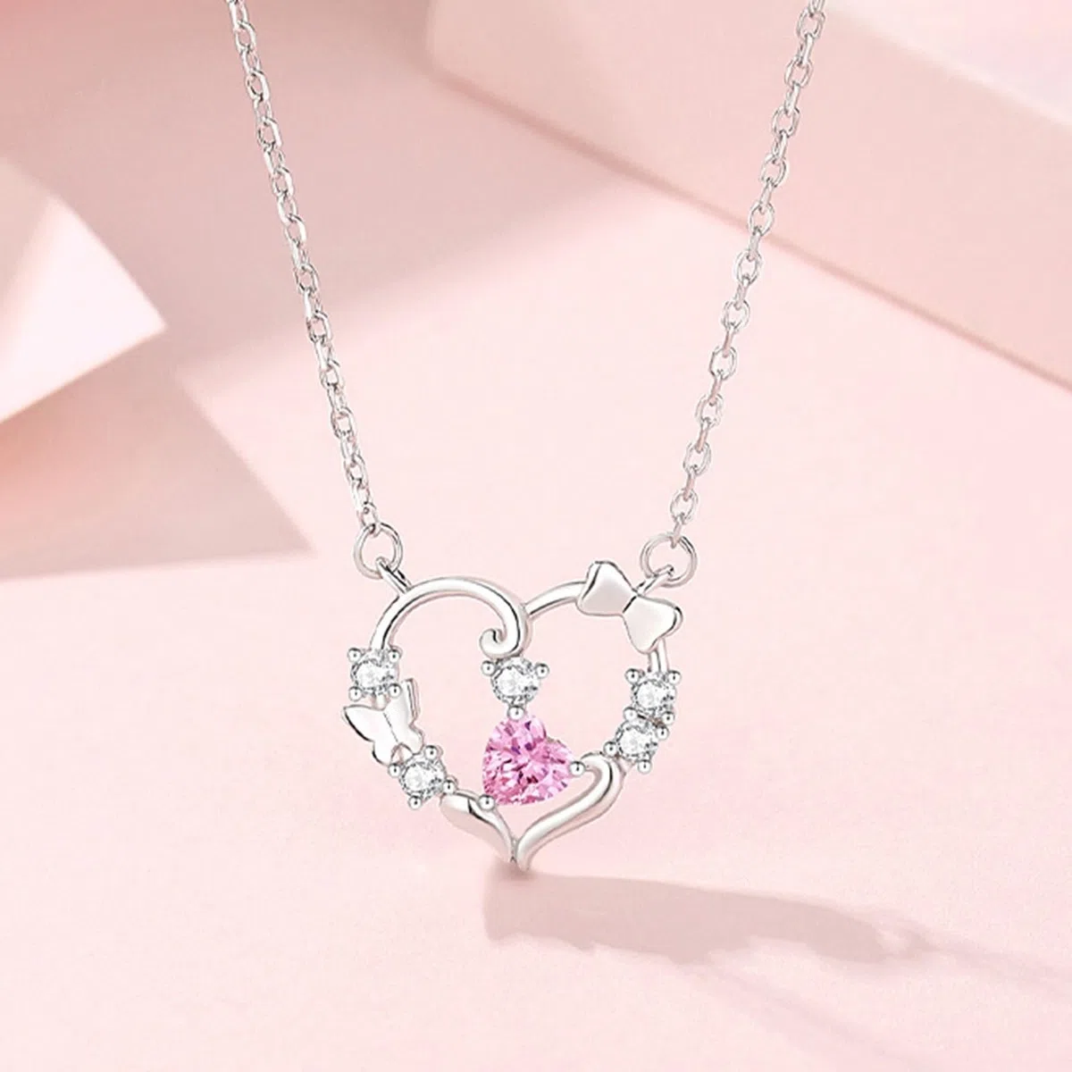 Collares de mariposa para mujer con corona de mariposa de corazón de zafiro creado y moissanita, collar con colgante de corazón para el día de San Valentín