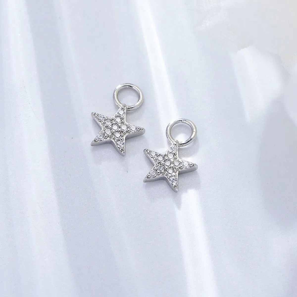 Pendientes de oro blanco Au375 de 9 quilates con moissanita redonda, estrella de oro de 9 quilates