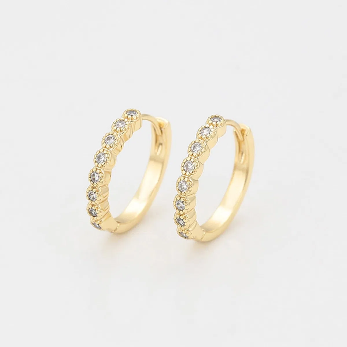 Pendientes de aro vintage de oro blanco para mujer con moissanita