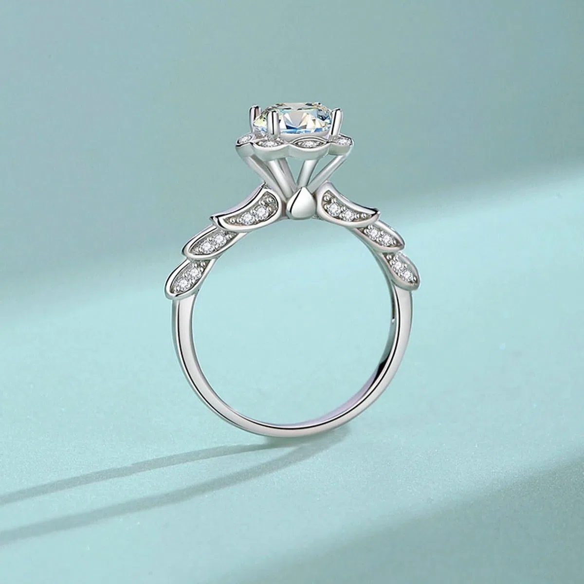 Anillo de mujer para dedo medio, anillo de bisutería con alas de ángel con moissanite redondo de 1 quilates de oro blanco de 9 quilates, talla 56 (17,8)