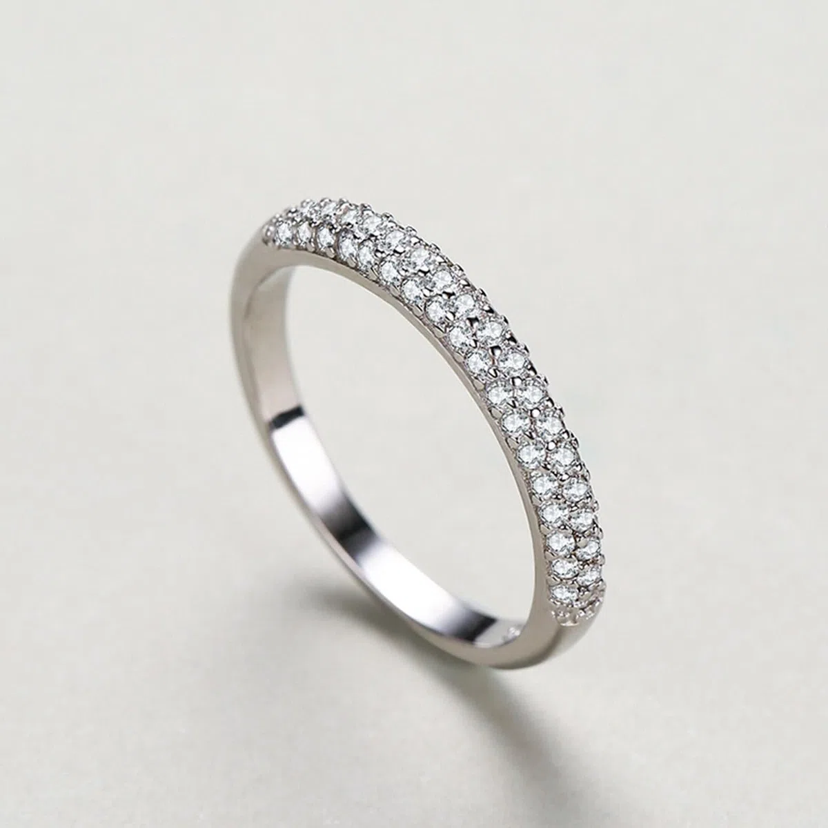 Memoire Anillo de bisutería apilable con diseño de doble fila con moissanita, oro blanco y platino, talla 49 (15,6)