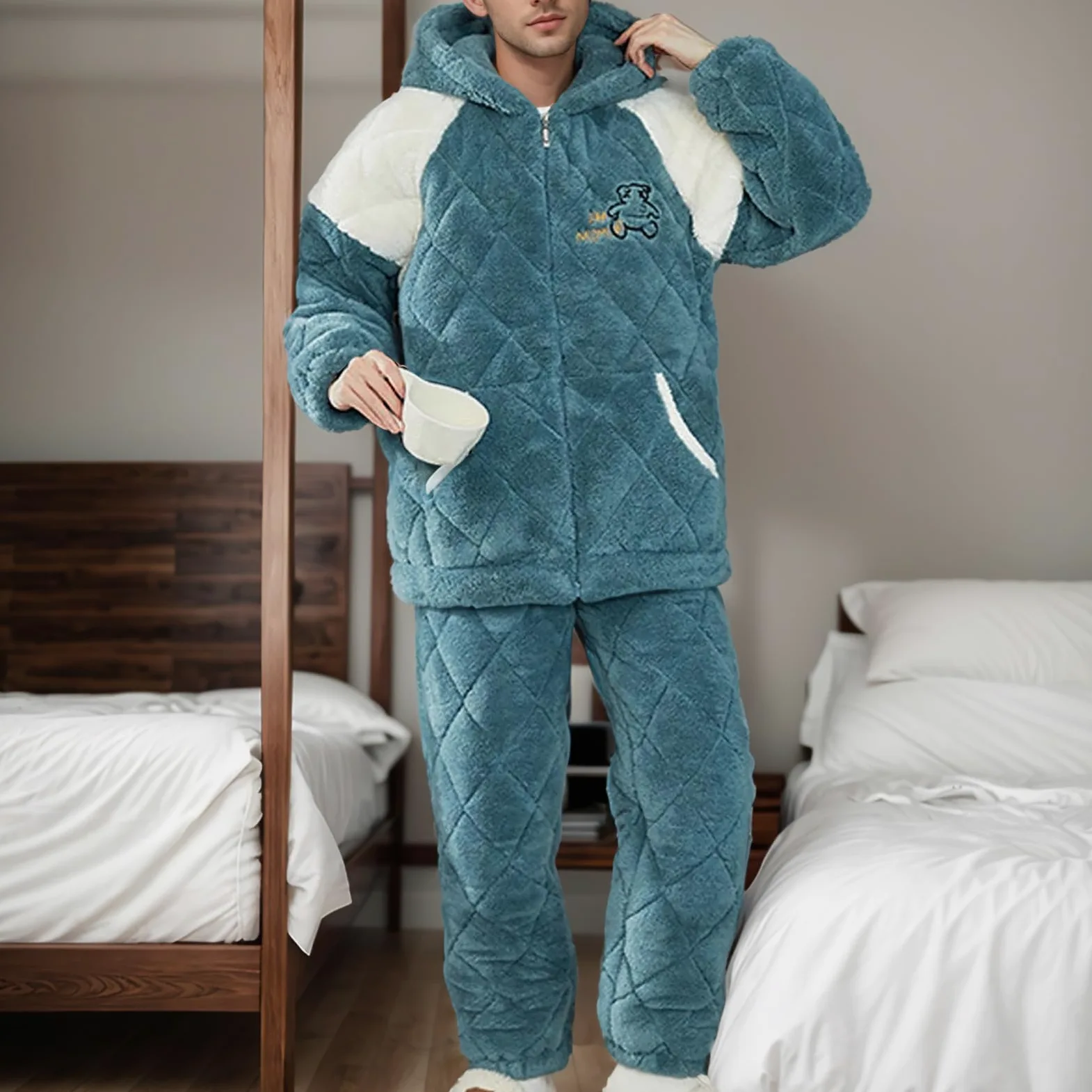Pijama de invierno para hombre de tres piezas con forro polar de coral, ropa de salón, acogedora ropa de casa, diseño de dibujos animados