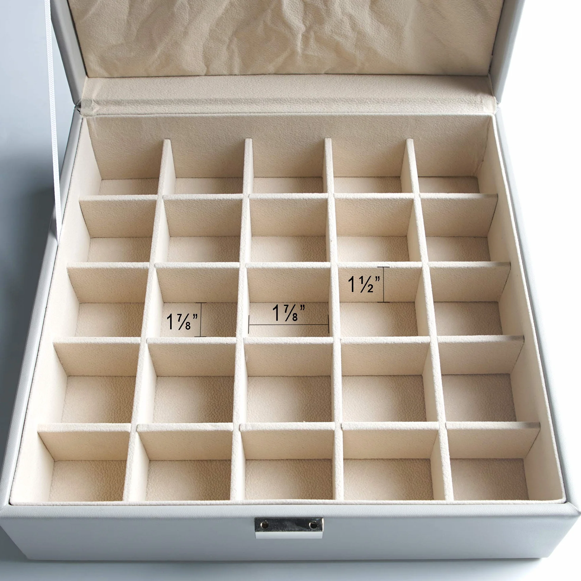 Frebeauty Organizador de pendientes, caja de joyería clásica con 50 ranuras de doble capa con 6 ganchos para collares y bolsillo para pulsera (gris)