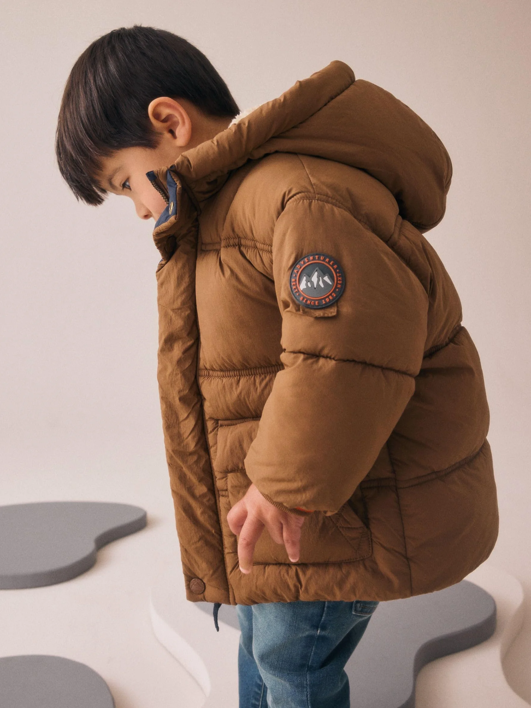 NEXT Niños Abrigo impermeable acolchado con forro de borreguito