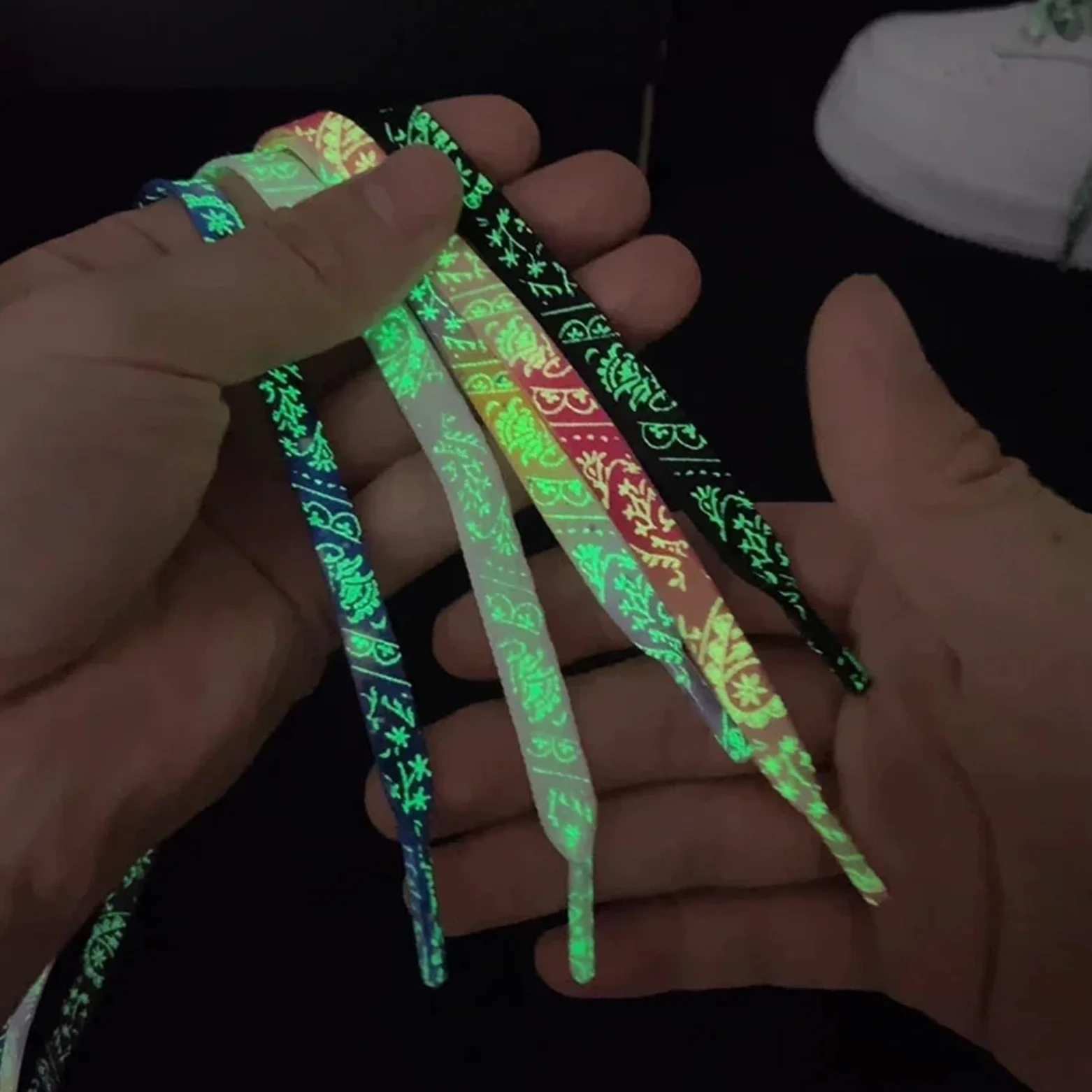 5 pares de cordones planos fluorescentes y luminosos for zapatillas deportivas, con estampado flores anacardo tinta que brillan en la oscuridad Para Zapatos Casuales