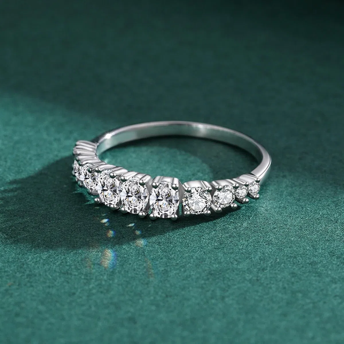 Moissanite Anillo de Oro Blanco, Anillo de Compromiso para Mujeres Diseño Apilable con Moissanite Ovalado y Redondo de Oro Blanco de 9 K