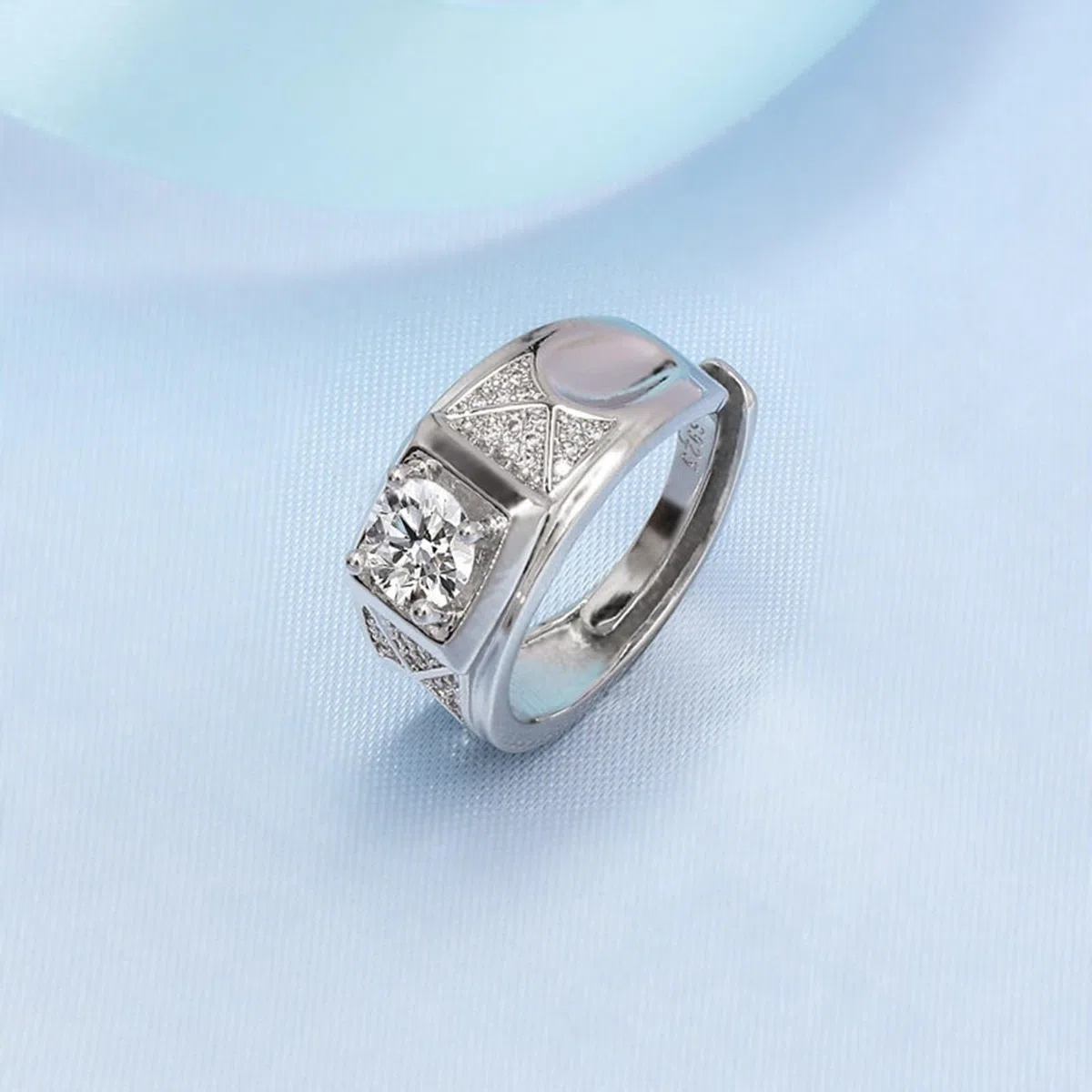 Wycian Anillo para hombre, anillo de plata de 18 quilates, oro blanco de 18 quilates, diamante de laboratorio, ancho geométrico de 4 dientes, piedra redonda con circonita de 1 quilate, talla 54 (17,2