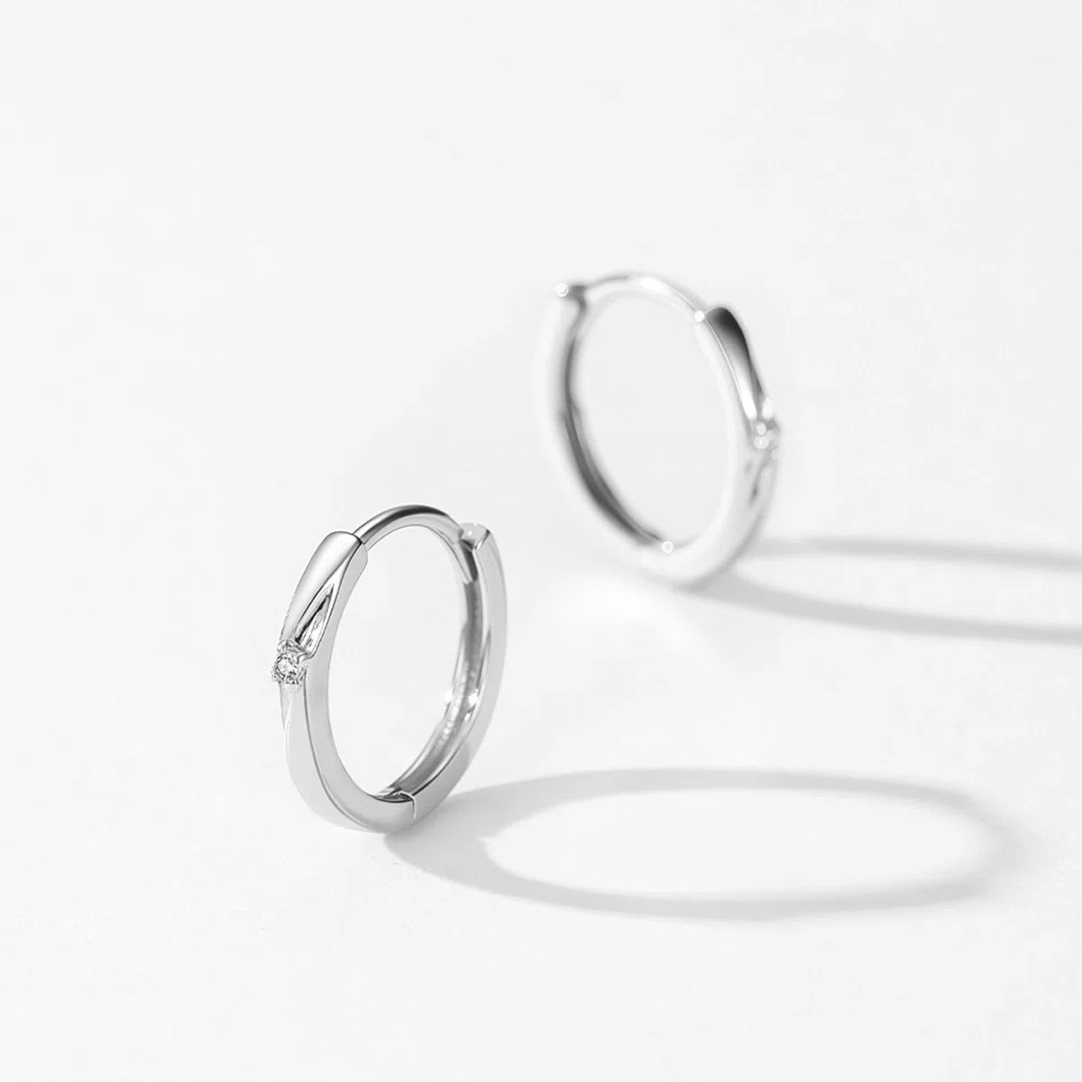 Pendientes de aro para mujer, oro blanco de 18 quilates, Mobius con diamante