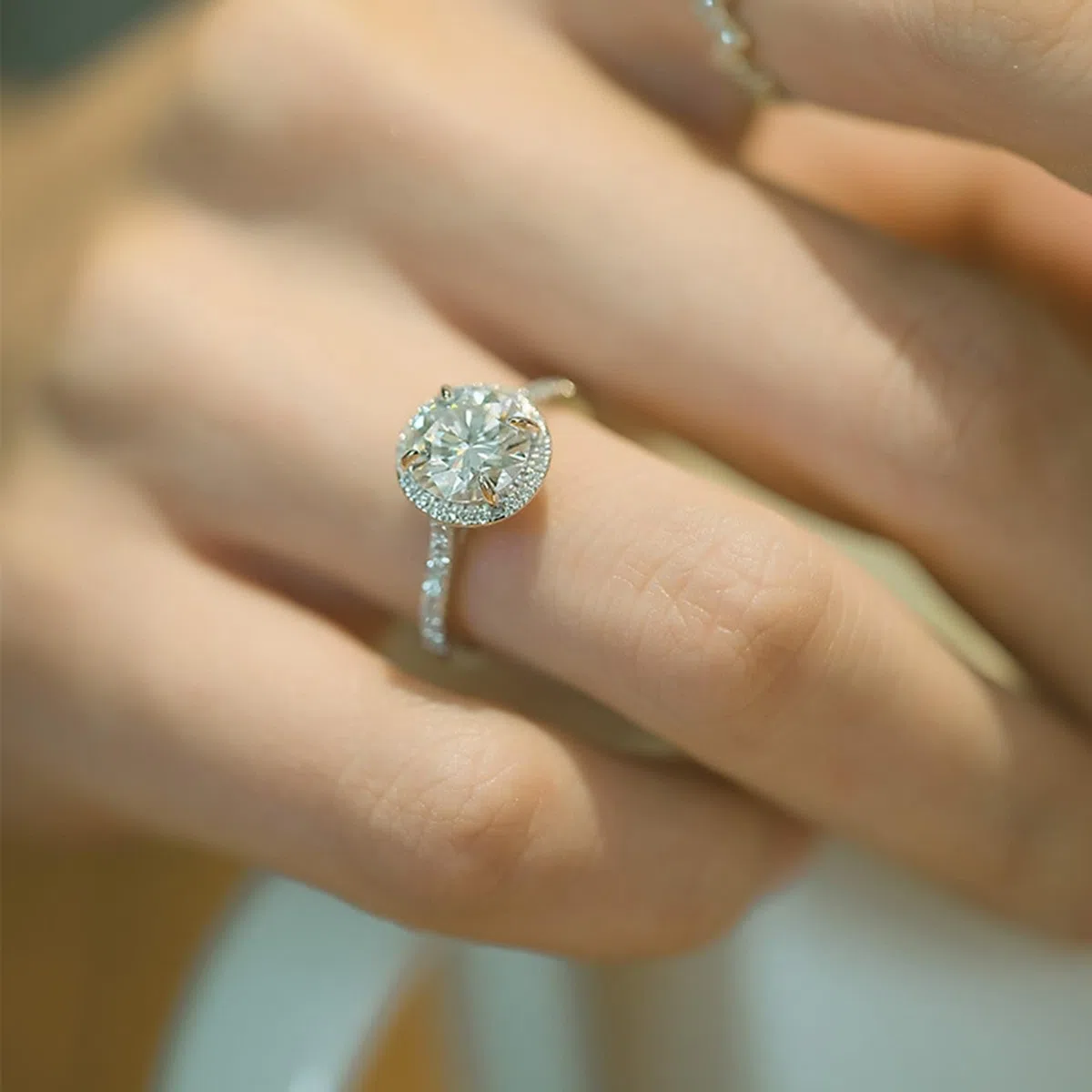 Anillos de dedo para mujer, anillos de compromiso para mujer con moissanita redonda de oro blanco