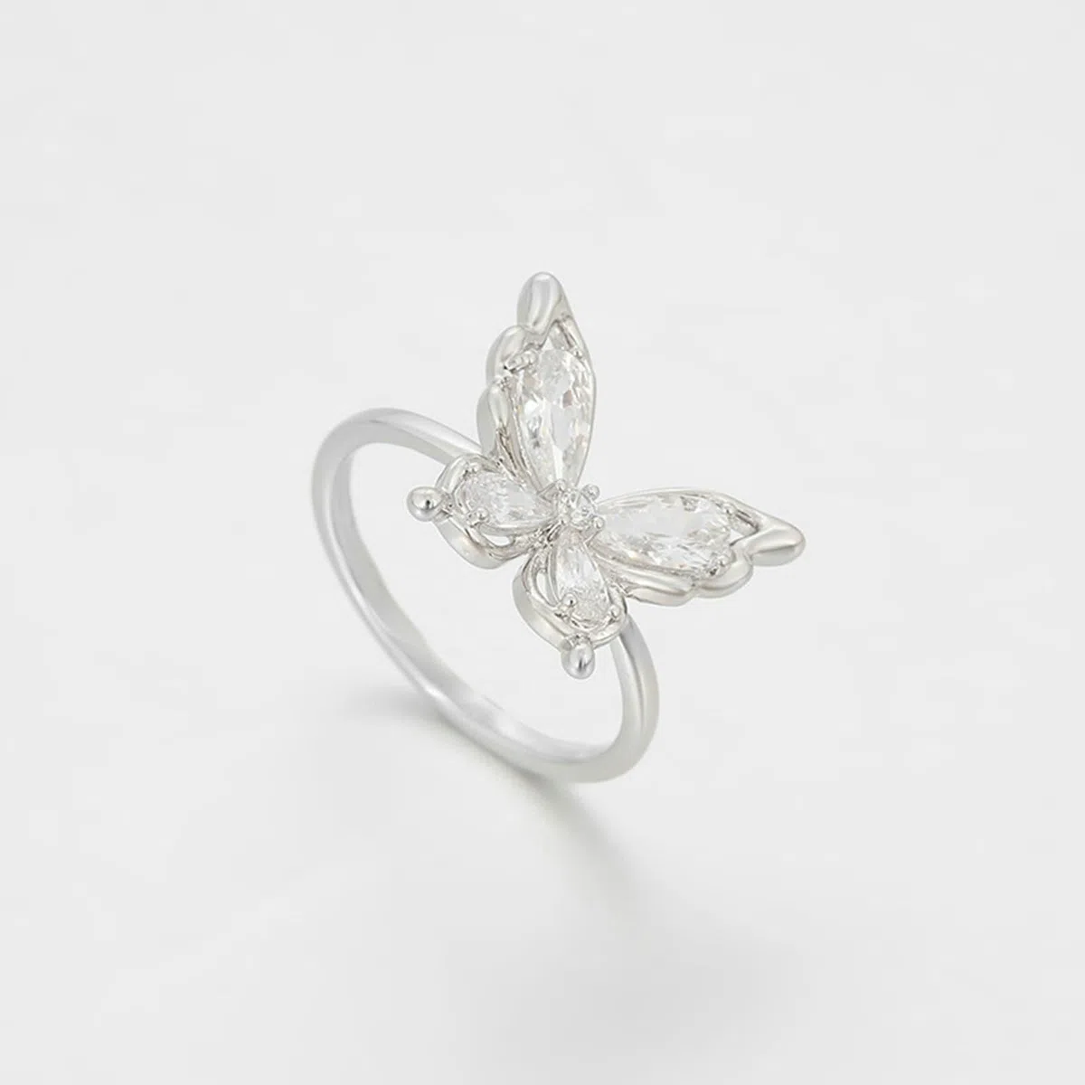 Alianzas de oro blanco Au750 de 18 quilates con gota de moissanita y mariposa