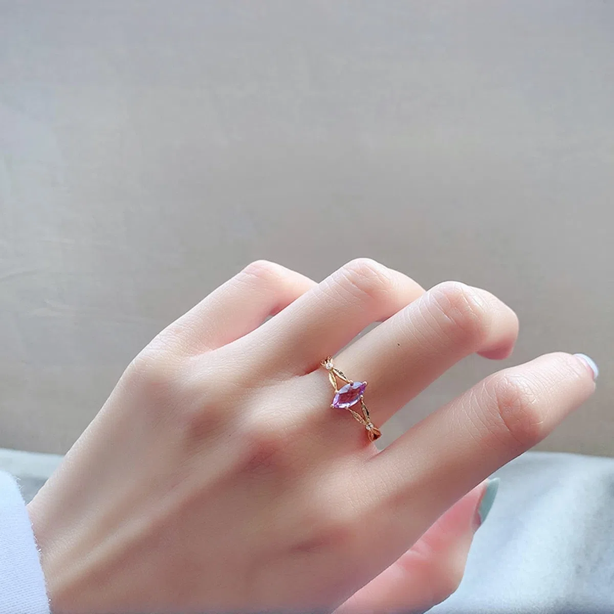 Anillo de boda de oro amarillo Au 375/585/750 con amatista marquesa en 6 garras