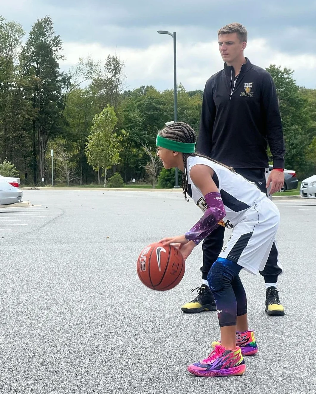 COOLOMG Pantalones de baloncesto con rodilleras para niños, mallas de compresión 3/4 acolchadas