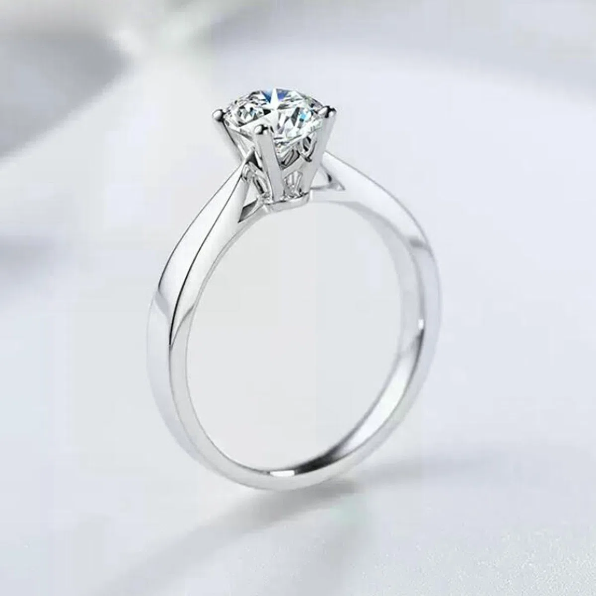Anillos de compromiso de oro blanco, solitario de 0,5 quilates de diamante para mujer