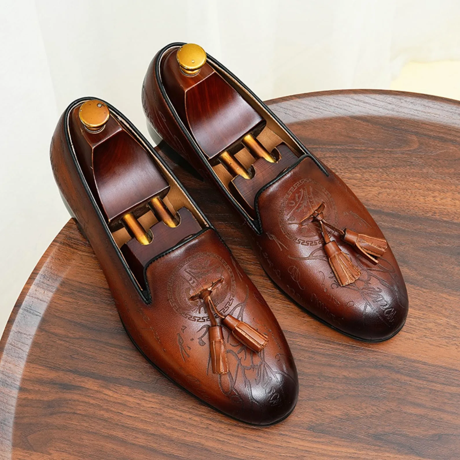 Genérico Mocasines Hombre con Borlas para Traje Boda Ceremonia | Mocasines sin cordones con borlas, diseño grabado y tacón 3 cm para traje, boda, oficina y eventos