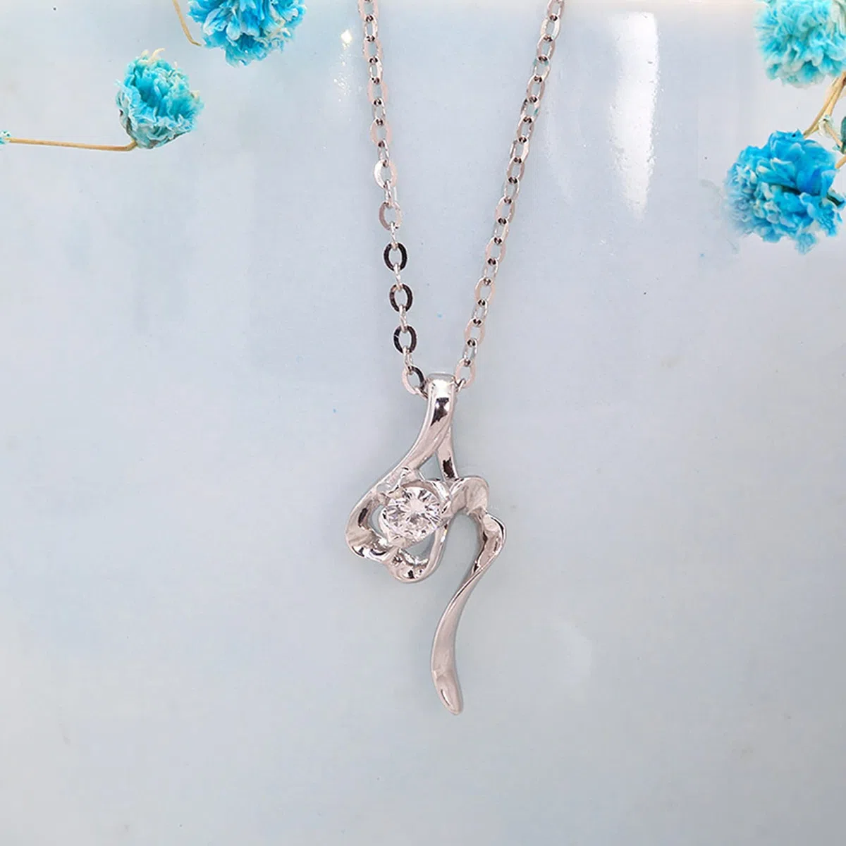 KnBoB Collar con colgante de charms, collar de oro blanco de 14 quilates (585), flores de 0,1 ct creado con diamantes de 45 cm