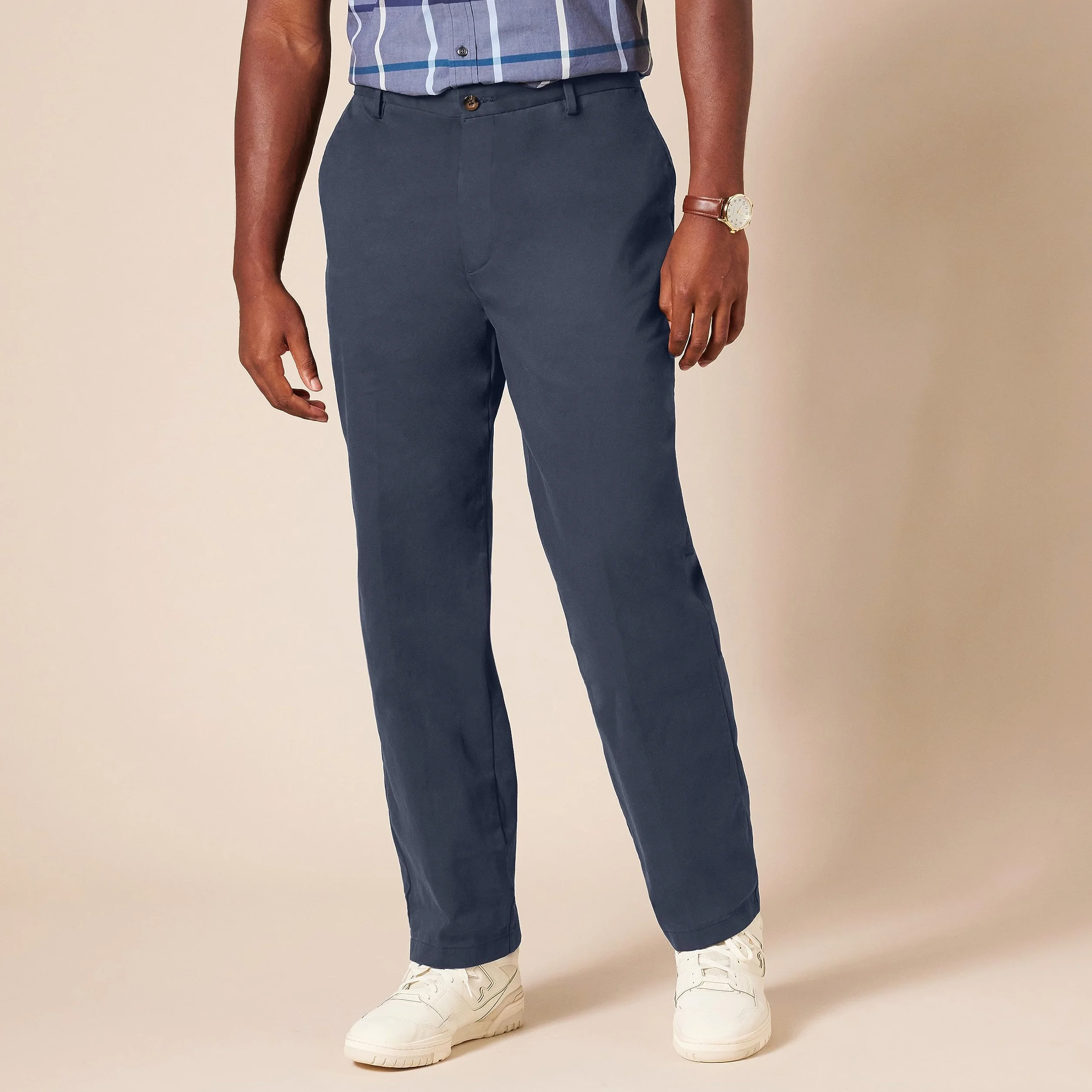 Amazon Essentials Pantalones Chinos Elásticos con Parte Delantera Lisa, Corte Clásico, Resistentes a las Arrugas Hombre