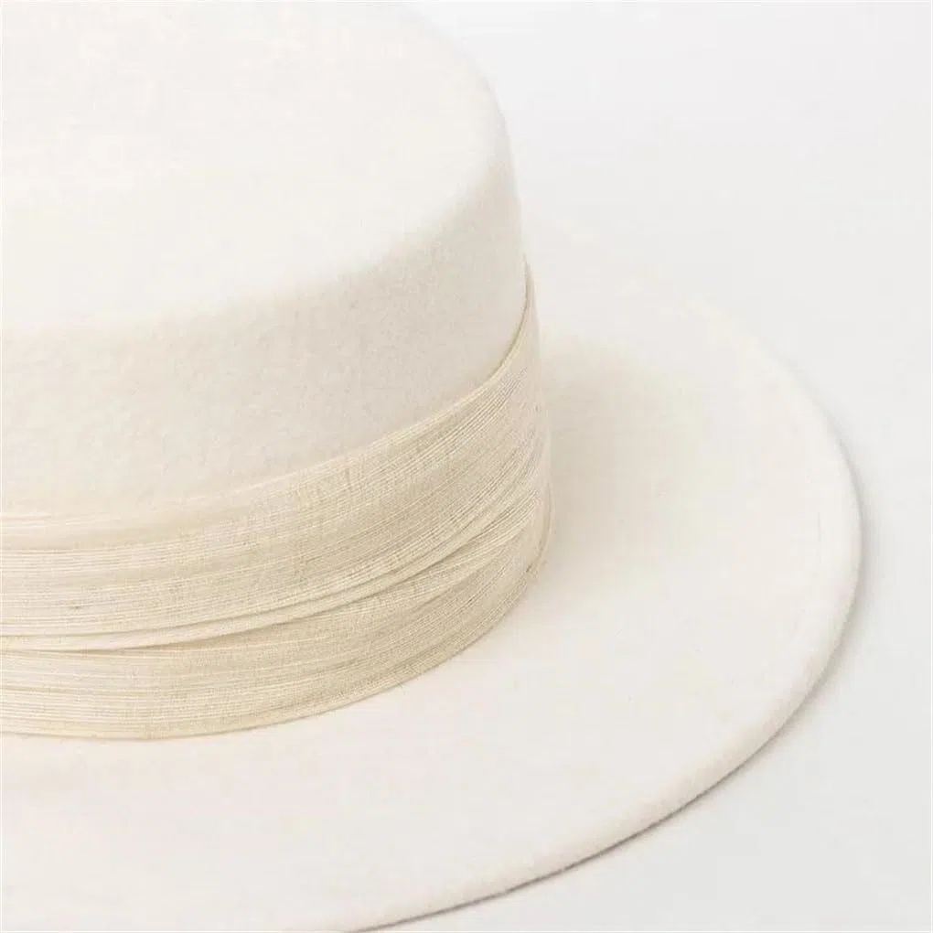 Sombrero plano de fieltro de lana con cinta de lino para exteriores